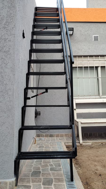 Escaleras plegables — foto 4, trabajo de Todo Herrería